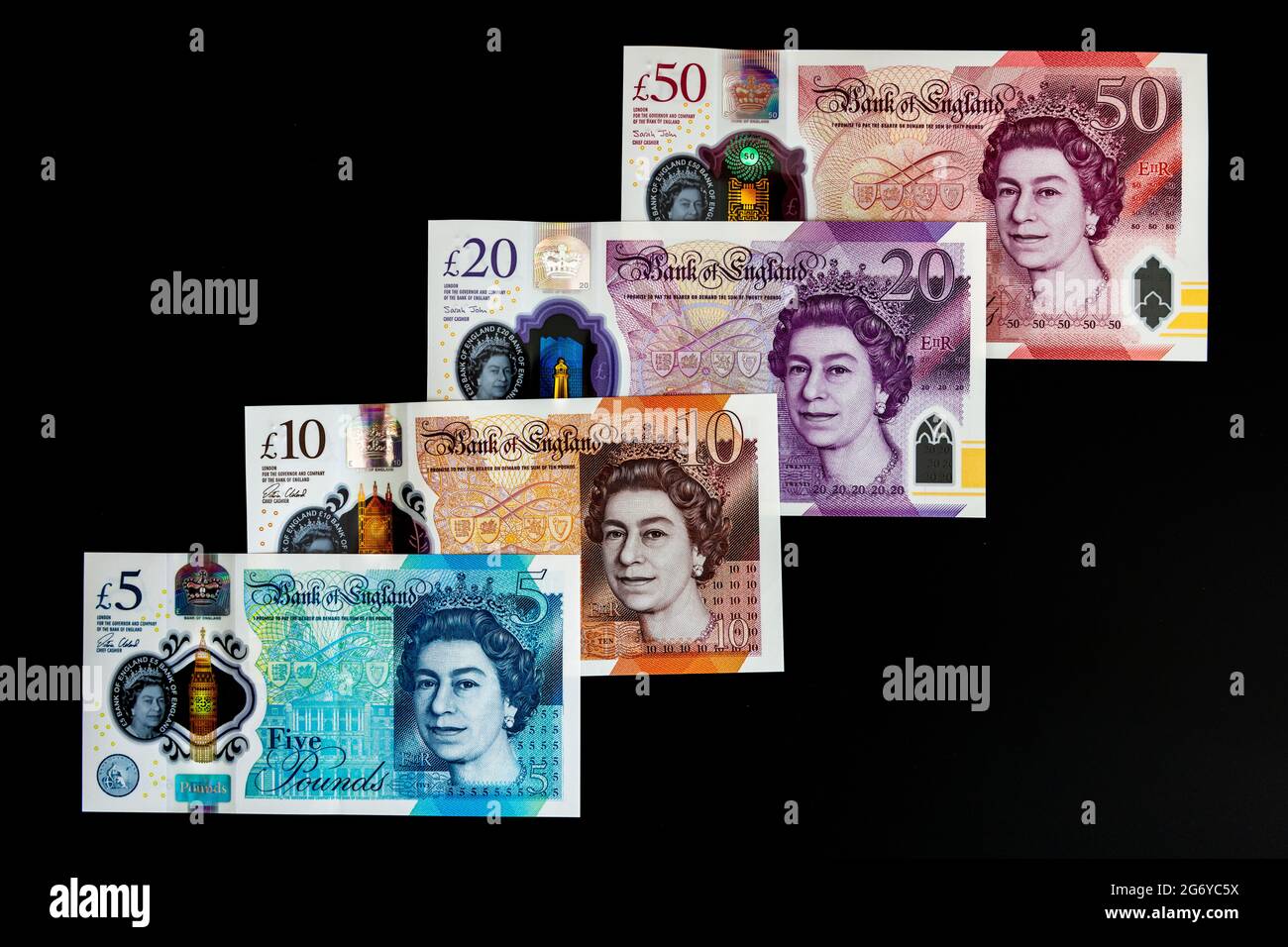 Banque d'Angleterre Collection complète de nouveaux billets en polymère sur fond noir Banque D'Images