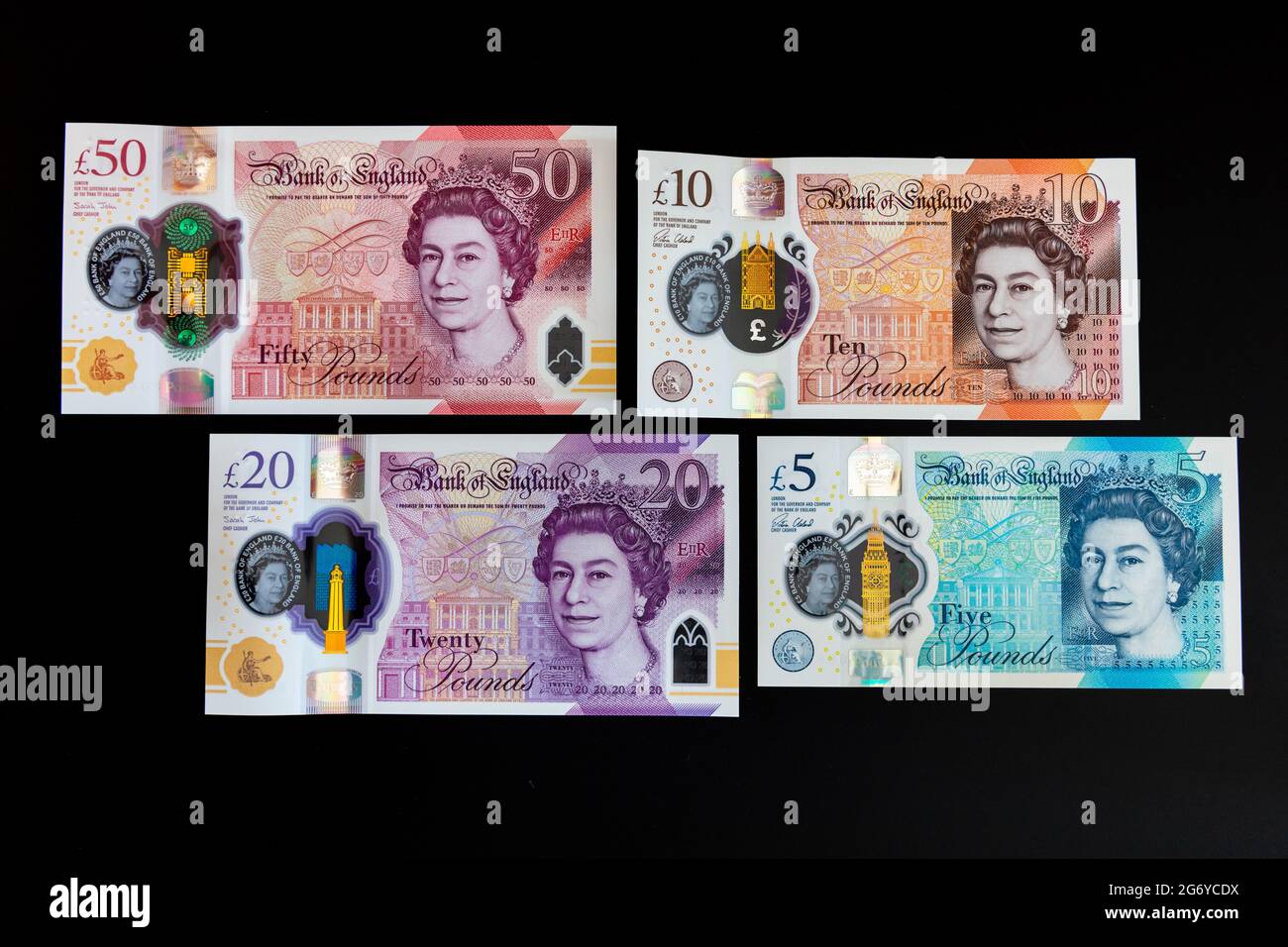 Banque d'Angleterre Collection complète de nouveaux billets en polymère sur fond noir Banque D'Images
