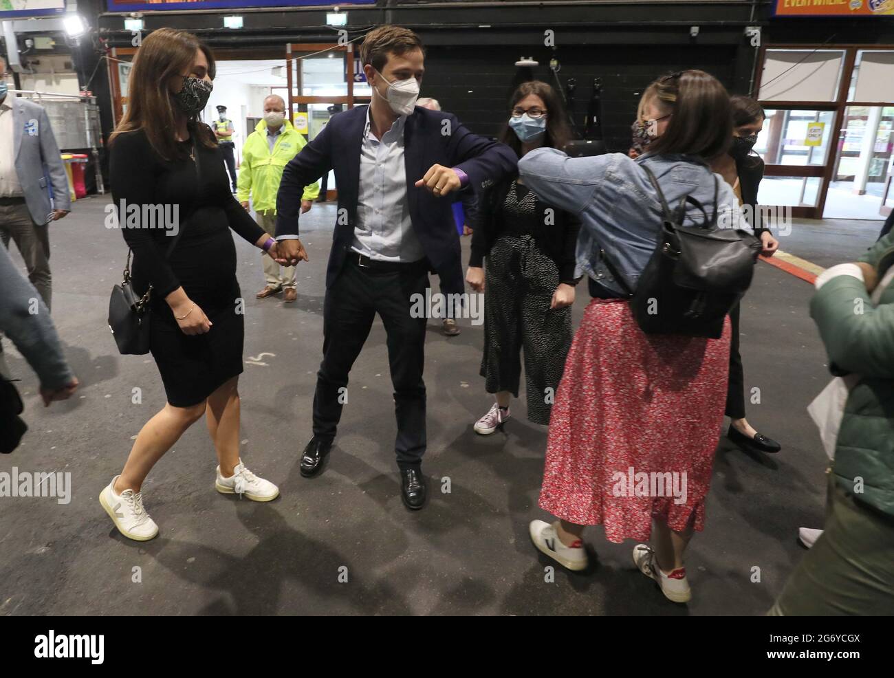 James Geoghegan, le candidat de fine Gael, et son épouse Claire (à gauche) arrivent à l'élection partielle de Dublin Bay South à Simmonscourt, RDS, à Ballsbridge, Dublin. Date de la photo : vendredi 9 juillet 2021. Voir PA Story IRISH byElection. Le crédit photo devrait se lire comme suit : Brian Lawless/PA Wire Banque D'Images