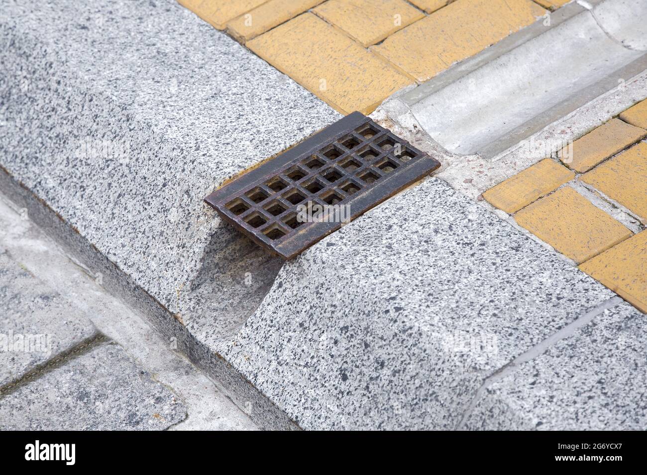 Système de drainage grille, grille pour l'élimination de l'eau de pluie des sentiers de marche à travers le fossé et trou dans le curbe de granit sur les structures d'ingénierie de route cl Banque D'Images