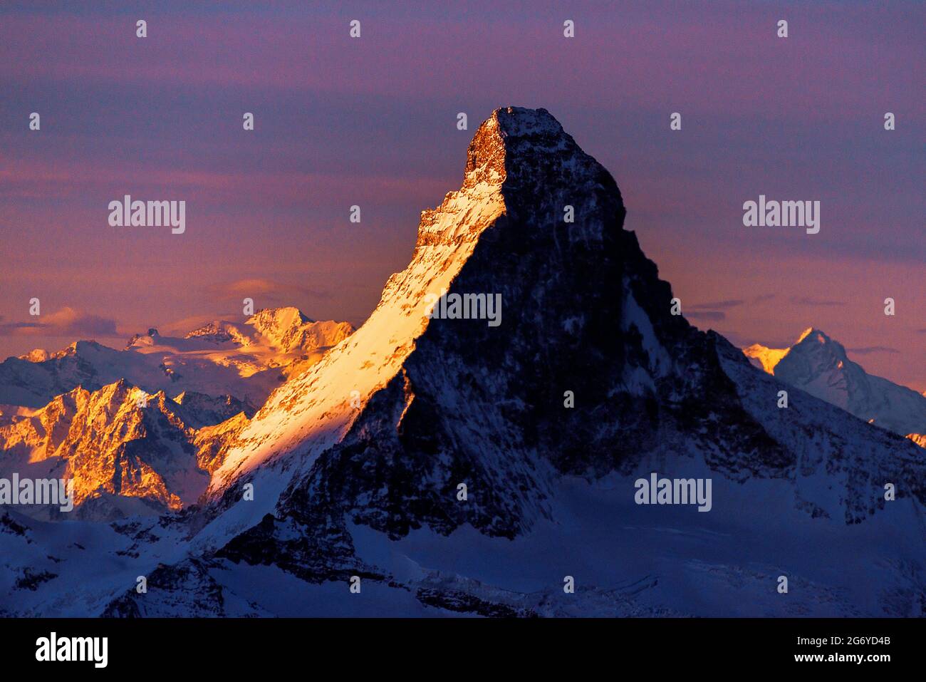 Une vue aérienne du Cervin au coucher du soleil, en Suisse. Banque D'Images