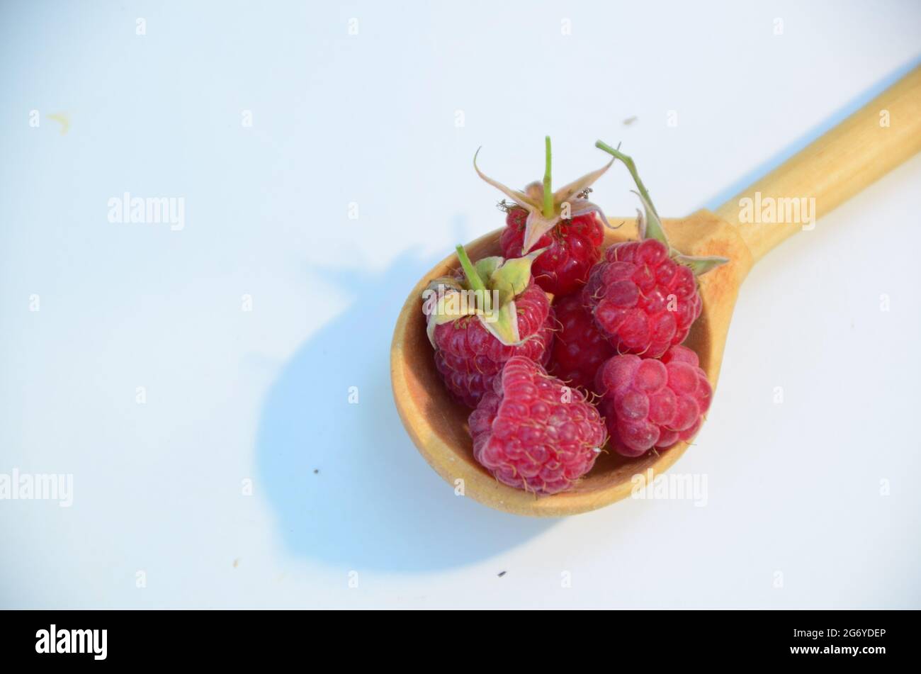 Cuillère avec framboises aromatiques mûres sur la table, vue de dessus. Banque D'Images