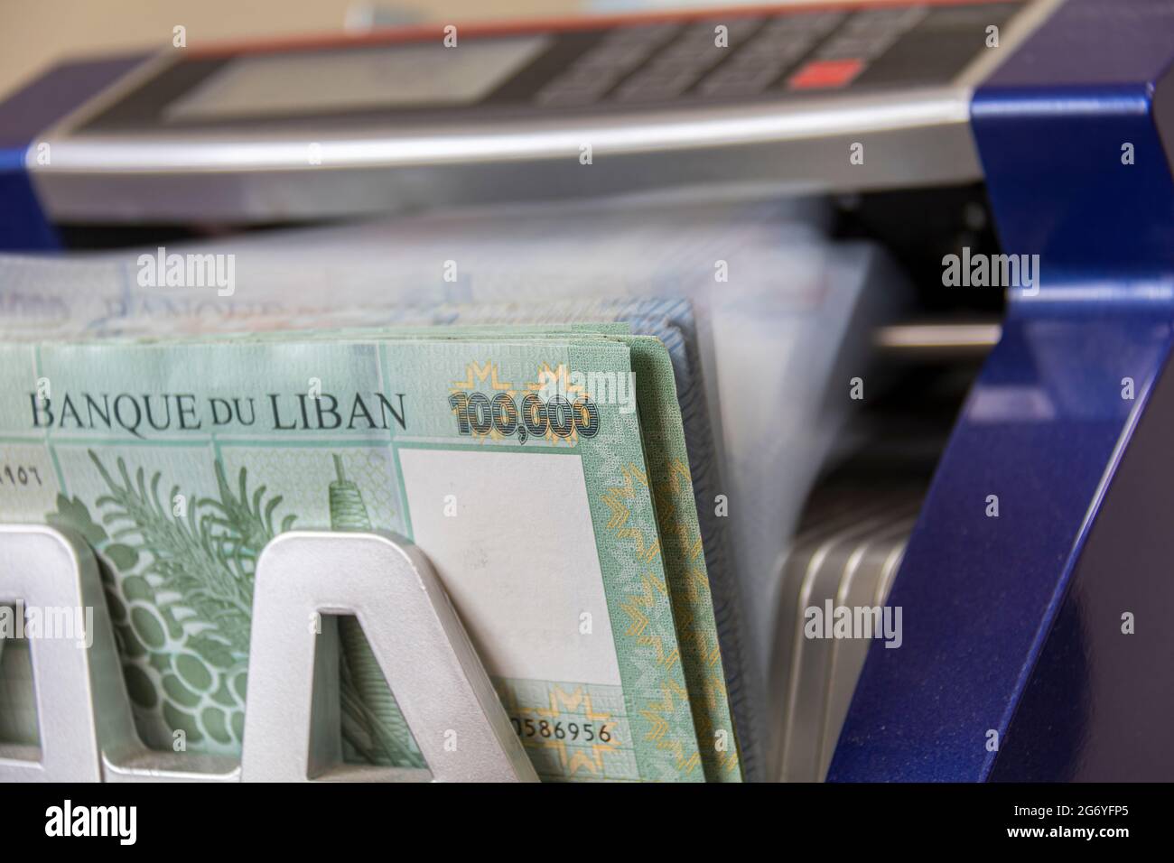 Lira libanaise (Pound) la monnaie est comptée par un compteur d'argent. Banque D'Images