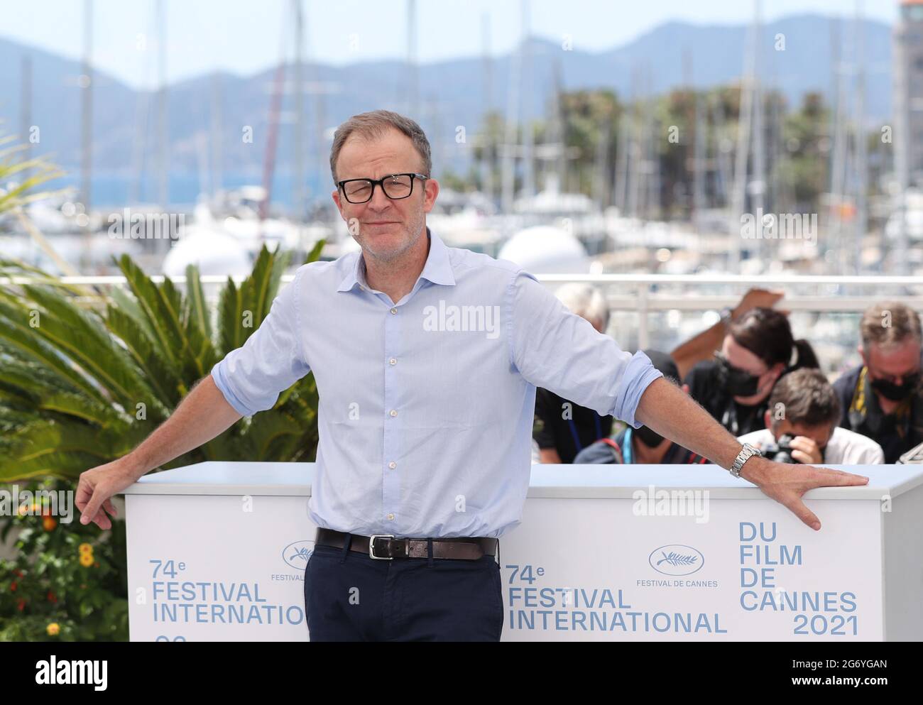 Cannes, France. 9 juillet 2021. Le réalisateur américain Tom McCarthy pose lors d'une séance photo pour le film "Stillwater" lors de la 74e édition du Festival de Cannes à Cannes, dans le sud de la France, le 9 juillet 2021. Credit: Gao Jing/Xinhua/Alamy Live News Banque D'Images