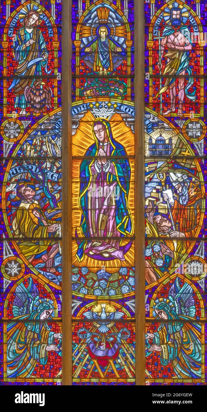 VIENNE, AUSTIRA - JUNI 24, 2021: L'Immaculée conception de la Vierge Marie de Guadalupe sur le vitrail de l'église Votivkirche Banque D'Images