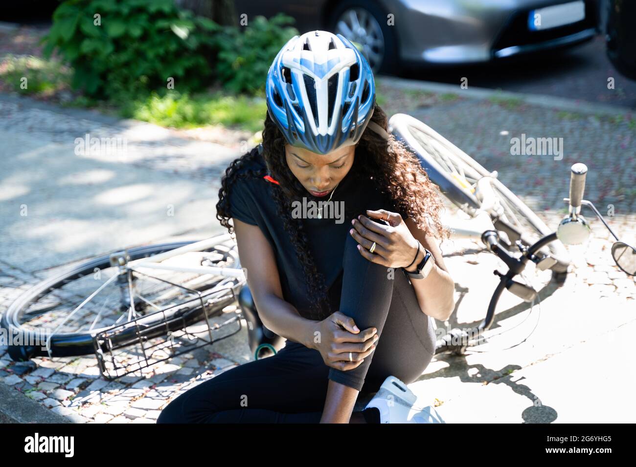 Cycliste est tombé de vélo. Blessure à la bicyclette Banque D'Images