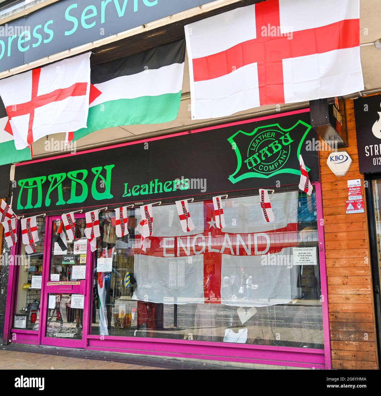 Le magasin de cuirs Mabu à Crawley décoré avec des drapeaux d'Angleterre prêt pour la finale du championnat d'Europe contre l'Italie dimanche Banque D'Images