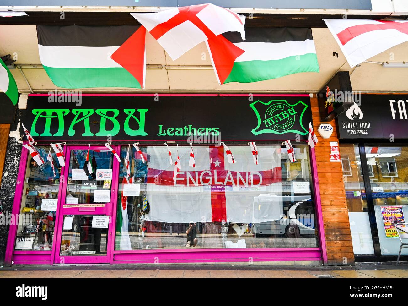 Le magasin de cuirs Mabu à Crawley décoré avec des drapeaux d'Angleterre prêt pour la finale du championnat d'Europe contre l'Italie dimanche Banque D'Images