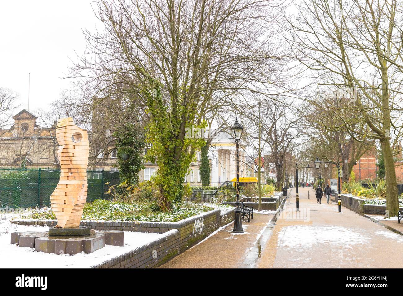 La sculpture de Clothier de John Atkin à gauche, arbres et haies. Nouveau musée de la marche en arrière-plan. Neige couverte Nouvelle promenade au-dessus de Waterloo Way. Banque D'Images