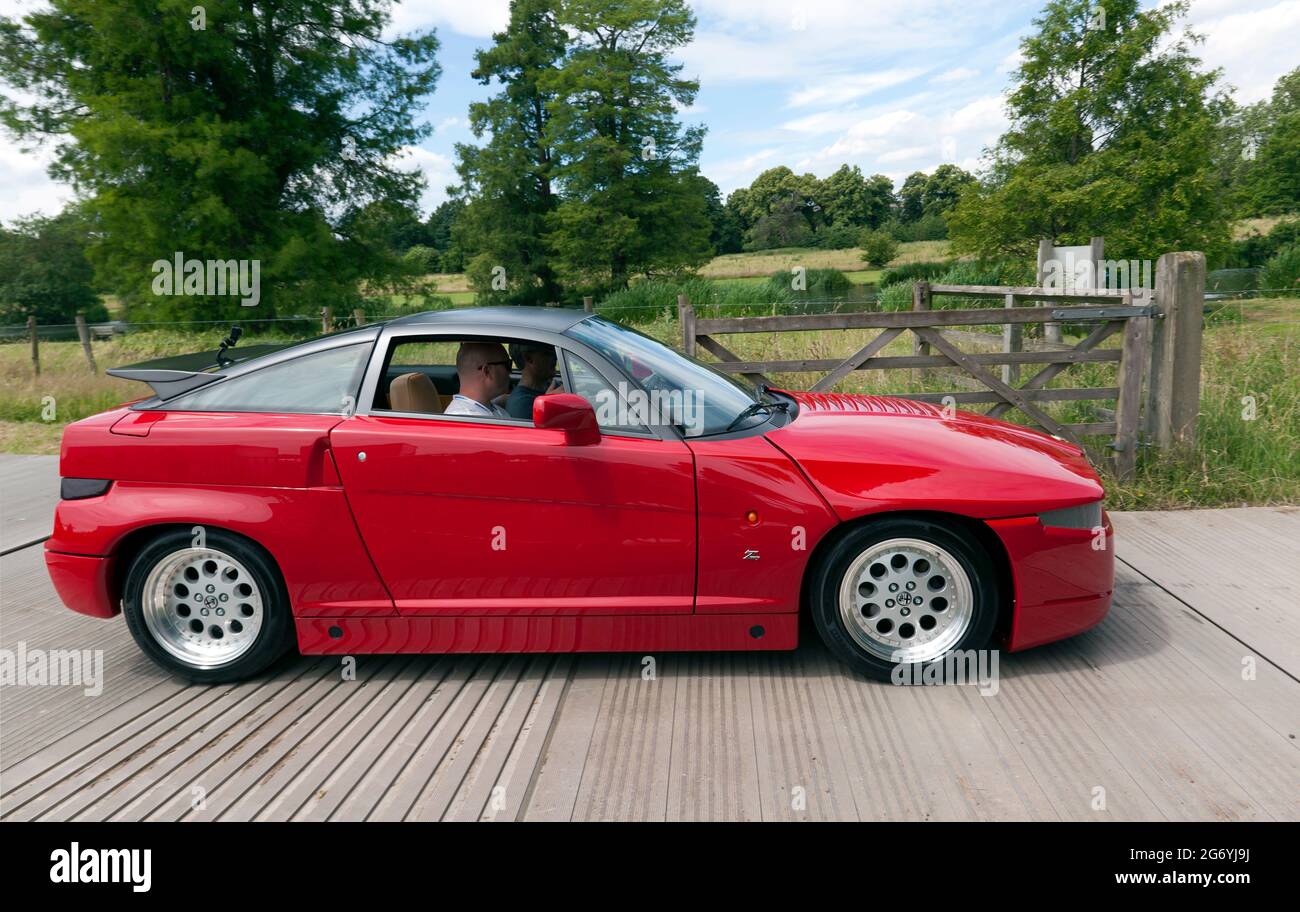 Vue latérale d'un Rouge, 1990, Alfa Romeo SZ ES30, en démonstration au London Classic car Show 2021 Banque D'Images