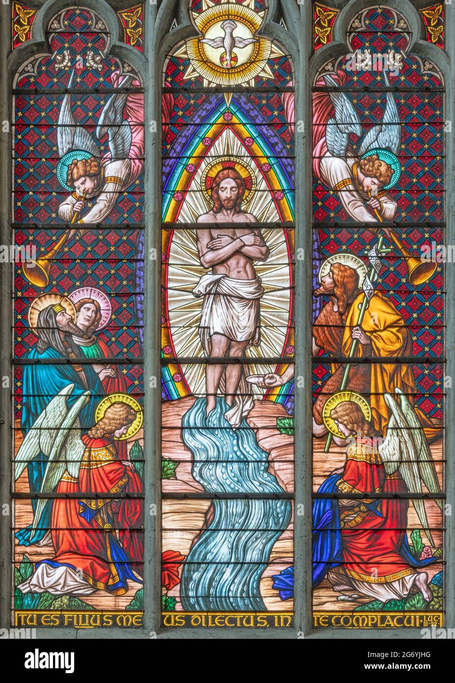VIENNE, AUSTIRA - JUNI 24, 2021: Le Baptême de Jésus sur le vitrail de l'église Votivkirche originalement par les salles de travail de l'Autriche. Banque D'Images