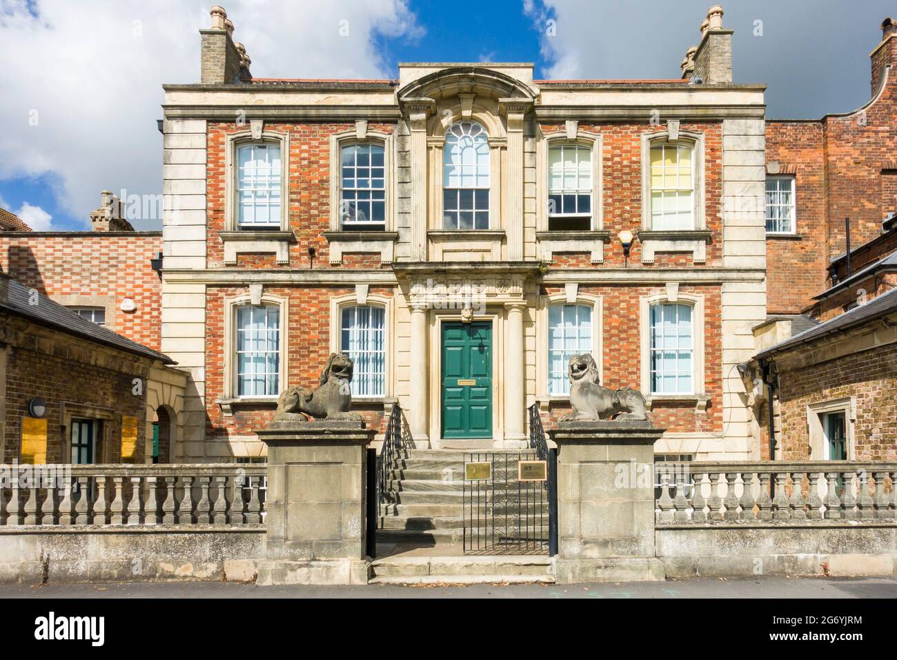 The Lions, ou Lions House, Bridgwater, Somerset, une ancienne maison géorgienne de 1720-30 par Benjamin Holloway dans un style baroque. Banque D'Images