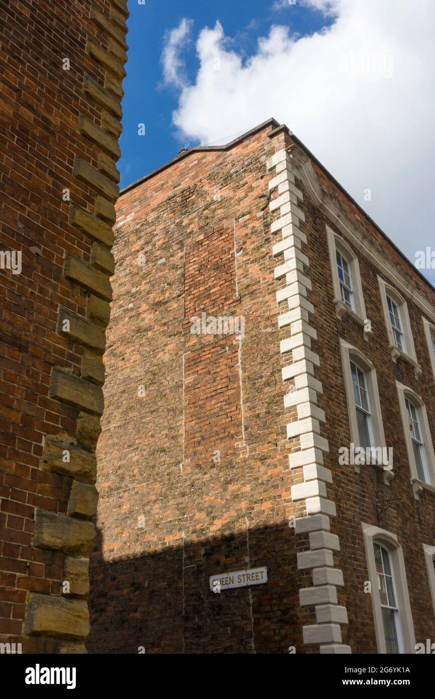Maisons mitoyennes en briques datant du début de la Géorgie, rue Castle, Bridgwater, Somerset, 1720-30, à la jonction avec la rue Queen. Banque D'Images