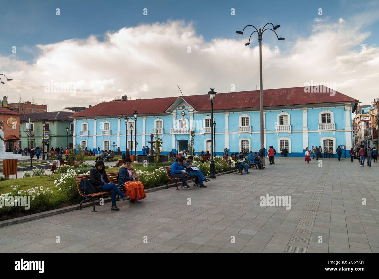 PUNO, PÉROU - 13 MAI 2015: Personnes sur la place Parque Pino à Puno, Pérou Banque D'Images