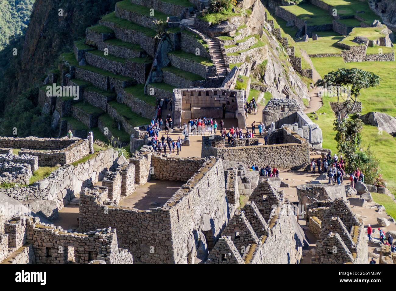 MACHU PICCHU, PÉROU - 18 MAI 2015 : les touristes visitent la place Sacrée aux ruines de Machu Picchu, Pérou Banque D'Images
