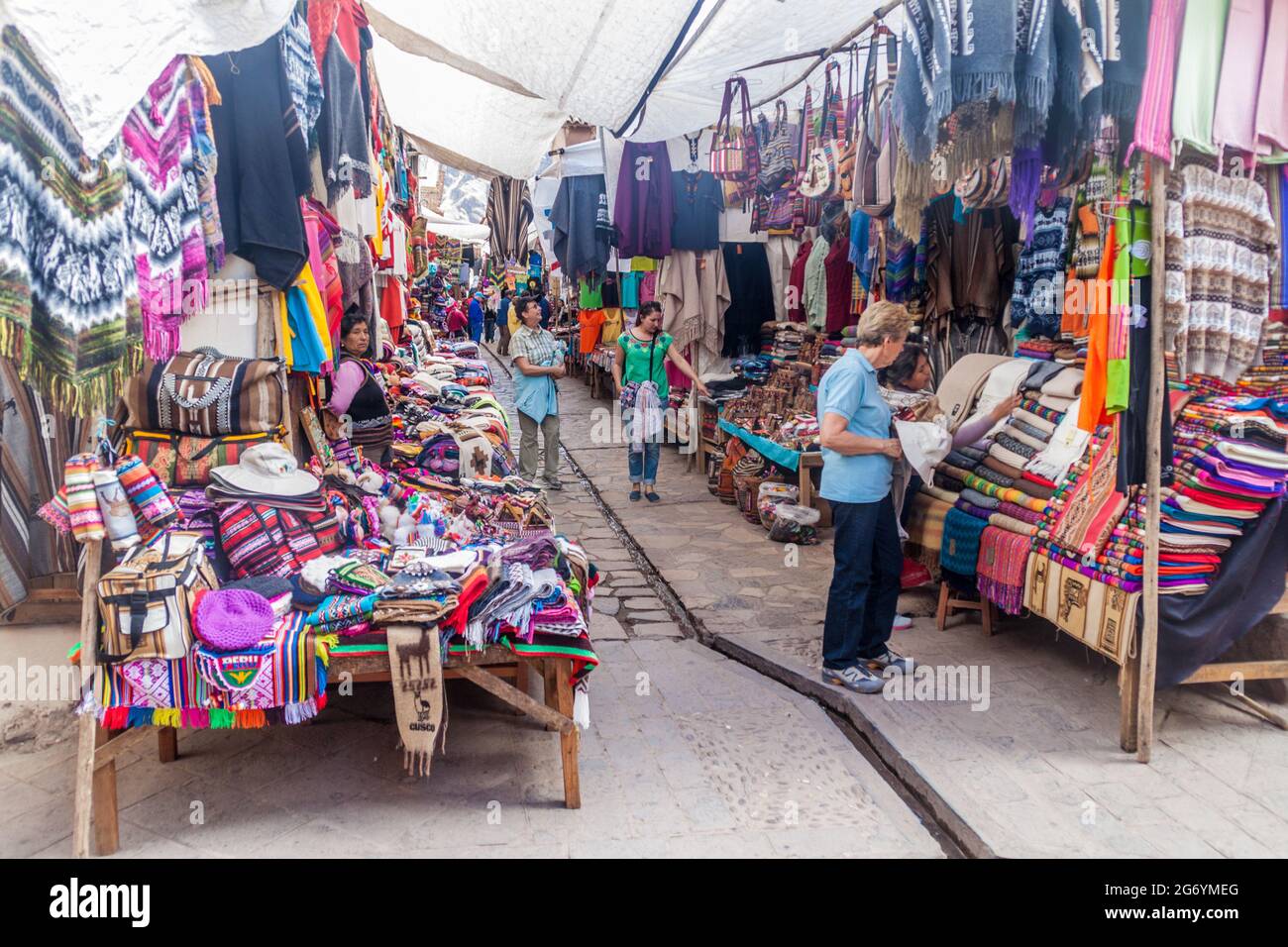 PISAC, PÉROU - 22 MAI 2015 : célèbre marché indigène de Pisac, Vallée Sacrée des Incas, Pérou. Banque D'Images