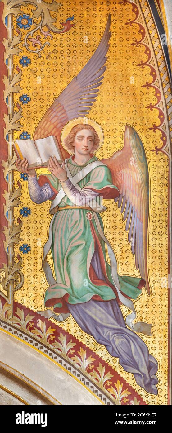 VIENNE, AUSTIRA - JUNI 24, 2021: La fresque de l'ange avec le livre dans l'église Votivkirche par les frères Carl et Franz Jobst (sc. Moitié de 19. Cent.). Banque D'Images