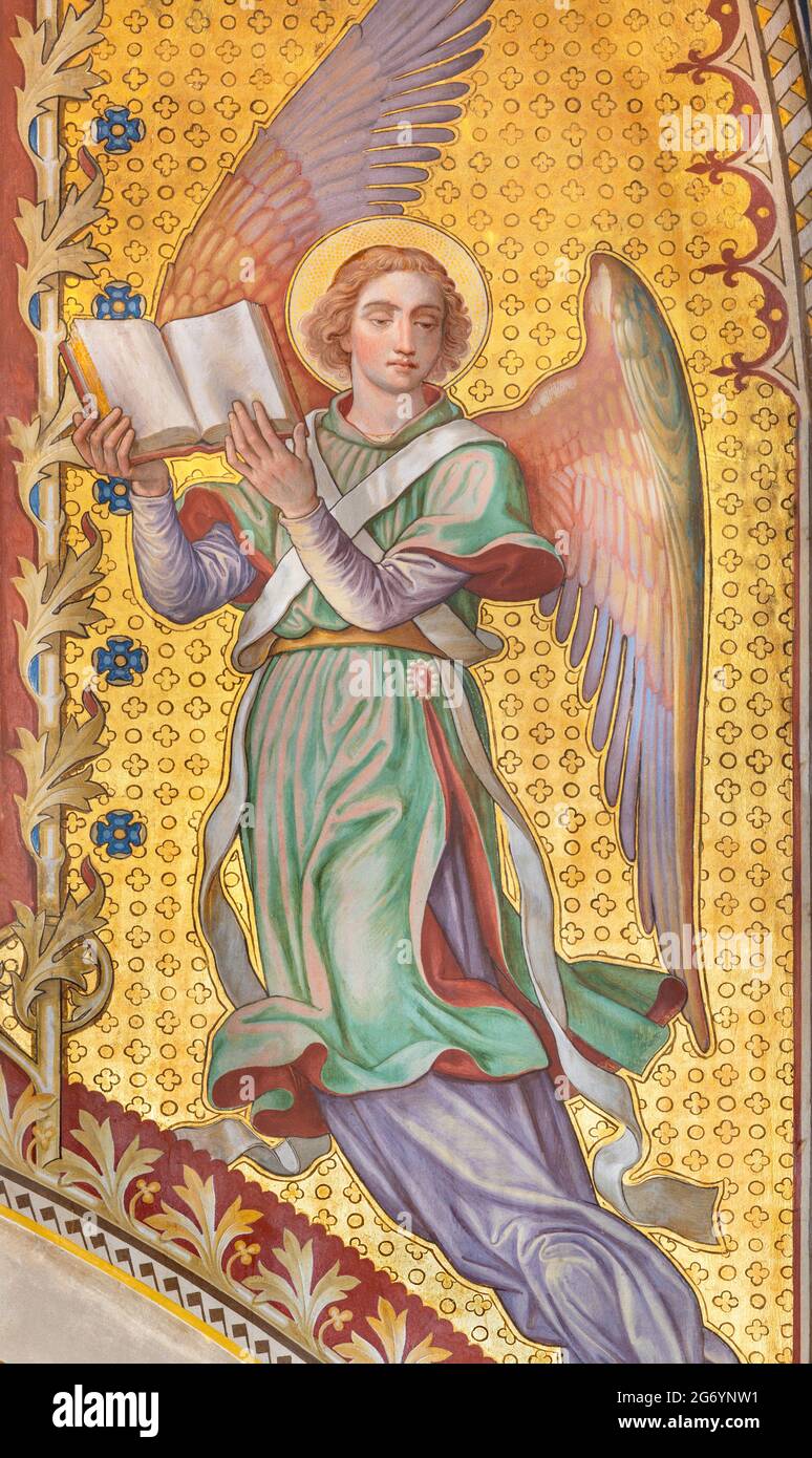 VIENNE, AUSTIRA - JUNI 24, 2021: La fresque de l'ange avec le livre dans l'église Votivkirche par les frères Carl et Franz Jobst (sc. Moitié de 19. Cent.). Banque D'Images