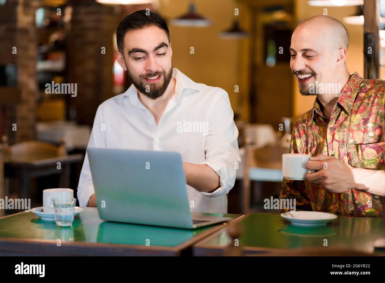 Les personnes en voyage d'affaires se réunissent dans un café. Banque D'Images