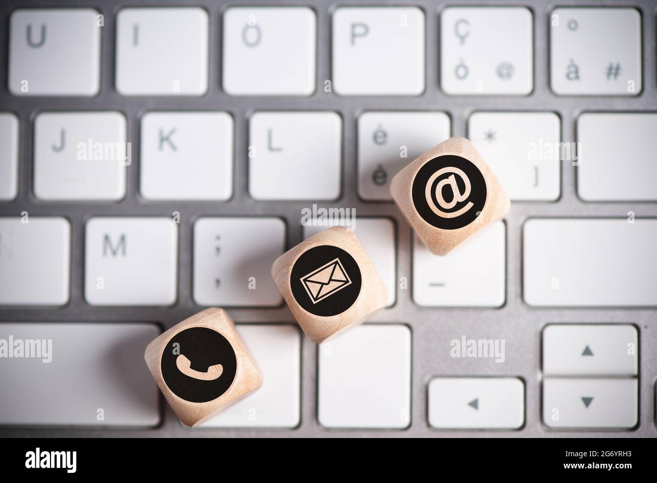 Site Web et Internet nous contacter concept de page avec les icônes de Cube  de bois. Gros plan Photo Stock - Alamy