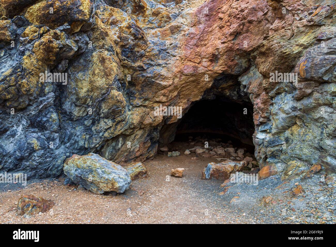 Une grotte dans la mine Great Opencast de Cary's Mountain, Anglesey, au nord du pays de Galles Banque D'Images