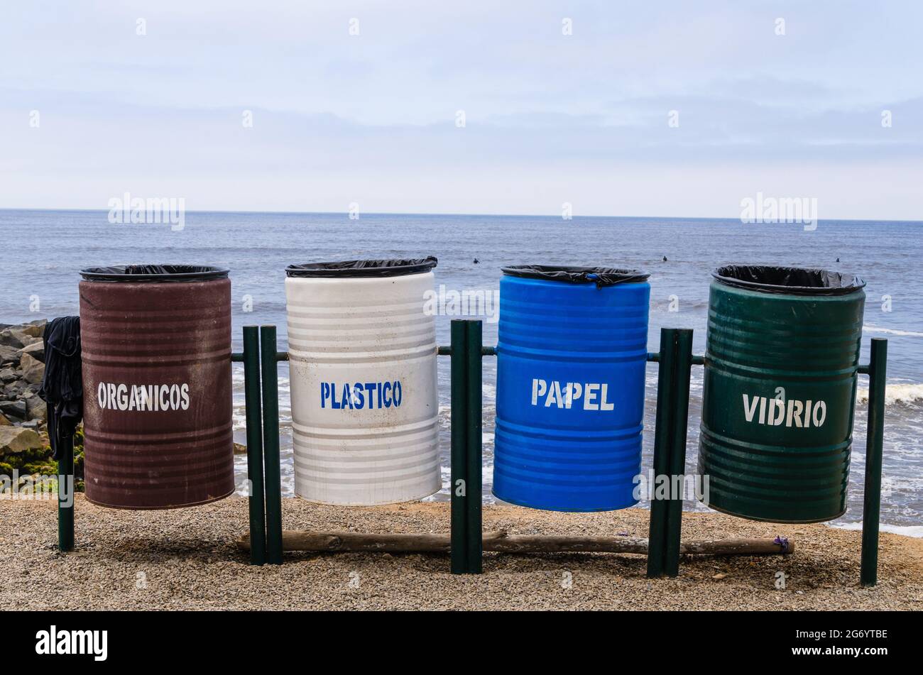 Bacs de recyclage colorés pour la collecte de matériaux recyclés sur les plages de la côte de Lima au Pérou. Banque D'Images