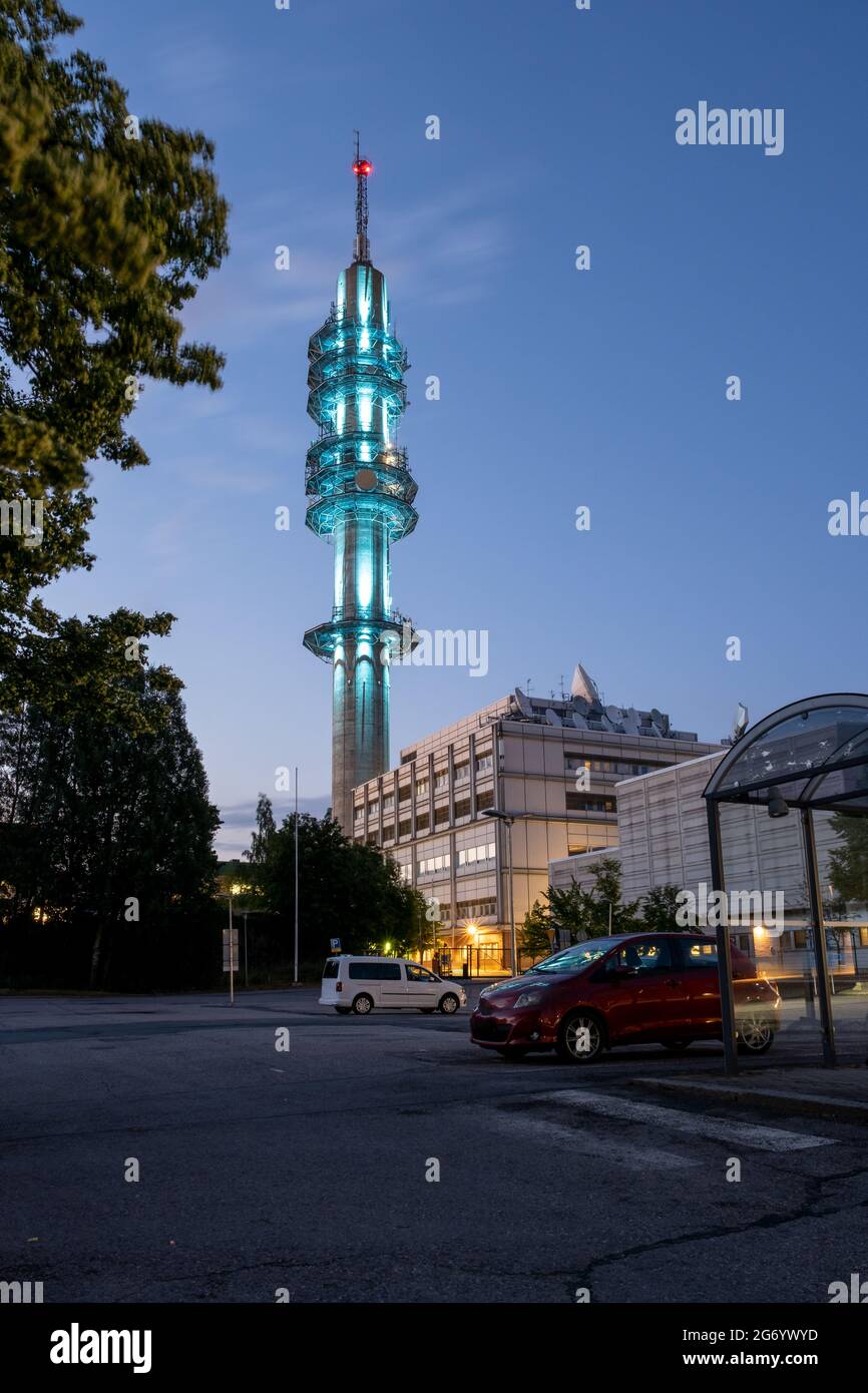 Helsinki / Finlande - 8 JUILLET 2021 : vue depuis un parking avec une tour de télévision éclairée. Banque D'Images