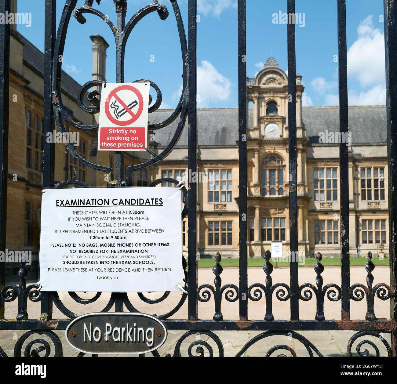 Avis aux candidats à l'examen sur la distanciation sociale aux portes verrouillées des écoles d'examen, université d'Oxford, Angleterre, juin 2021. Banque D'Images