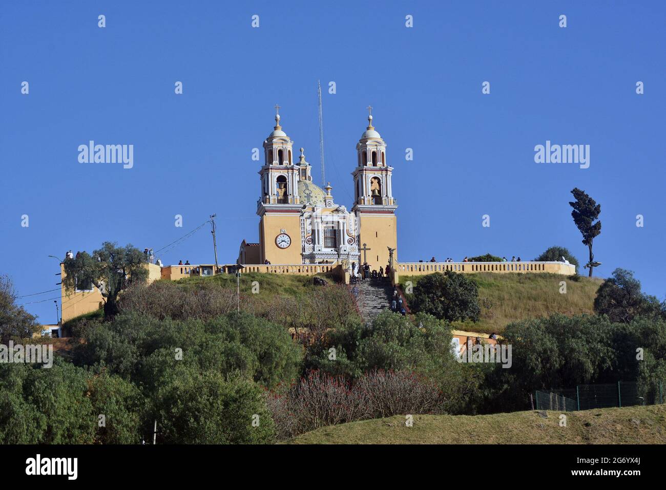 L'Église Iglesia de Nuestra Señora de los Remedios est une église catholique mexicaine du XVIe siècle construite au sommet de la pyramide Tlachihualtepetl à Cholula, Puebla. Banque D'Images