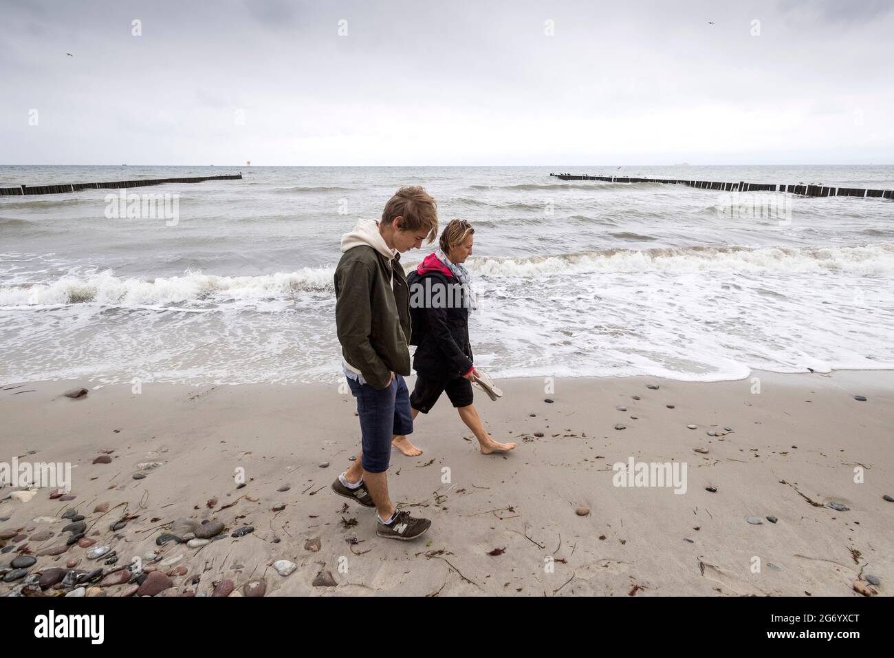 Mère et fils se promenant sur la côte de mer d'Ost en journée nuageux Banque D'Images