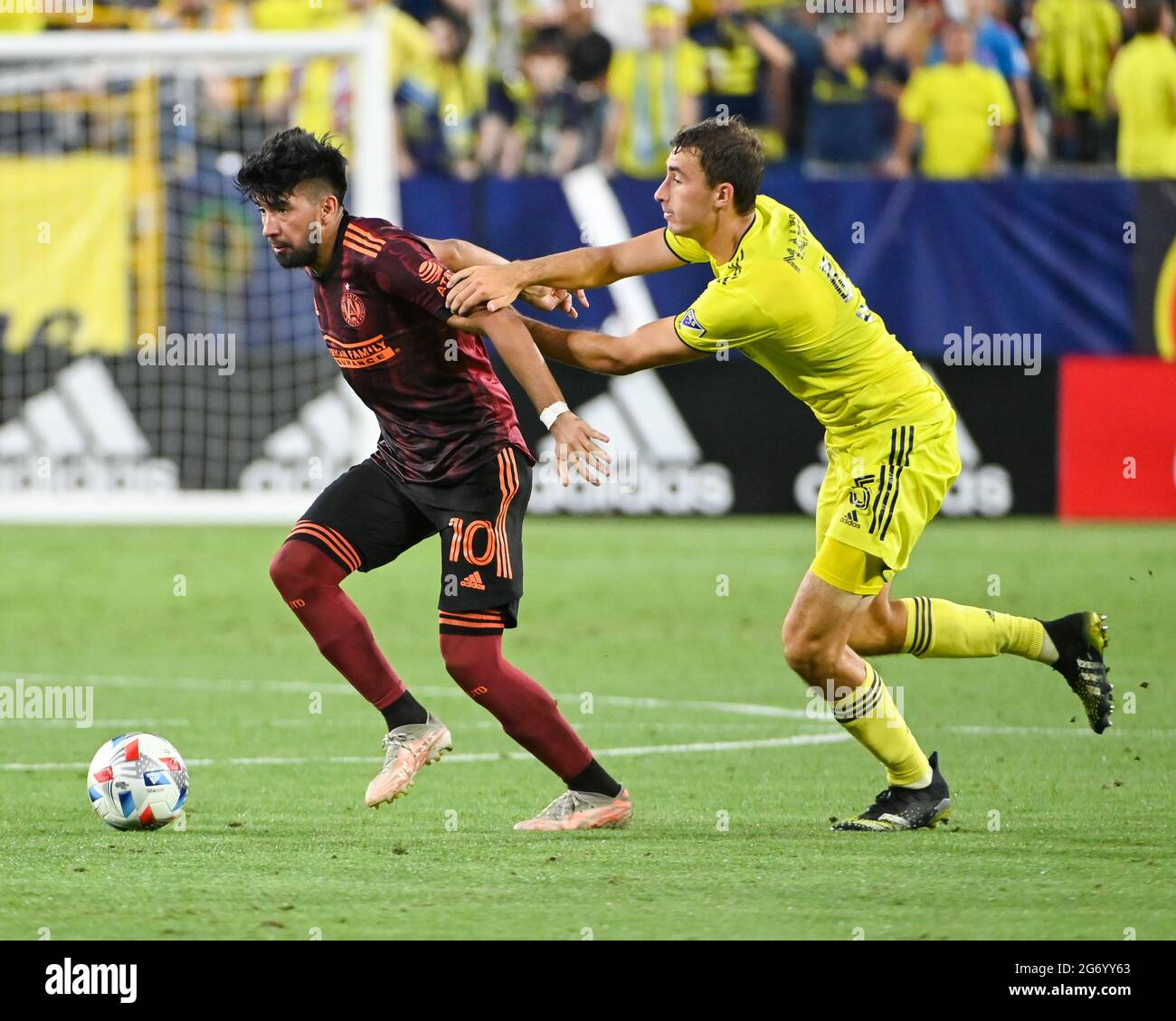 Nashville, Tennessee, États-Unis. 08 juillet 2021. Jack Maher, défenseur de Nashville (5), et Marcelino Moreno, milieu de terrain d'Atlanta (10), se battent pour le ballon lors du match MLS entre Atlanta United et Nashville SC au Nissan Stadium de Nashville, TN. Kevin Langley/CSM/Alamy Live News Banque D'Images