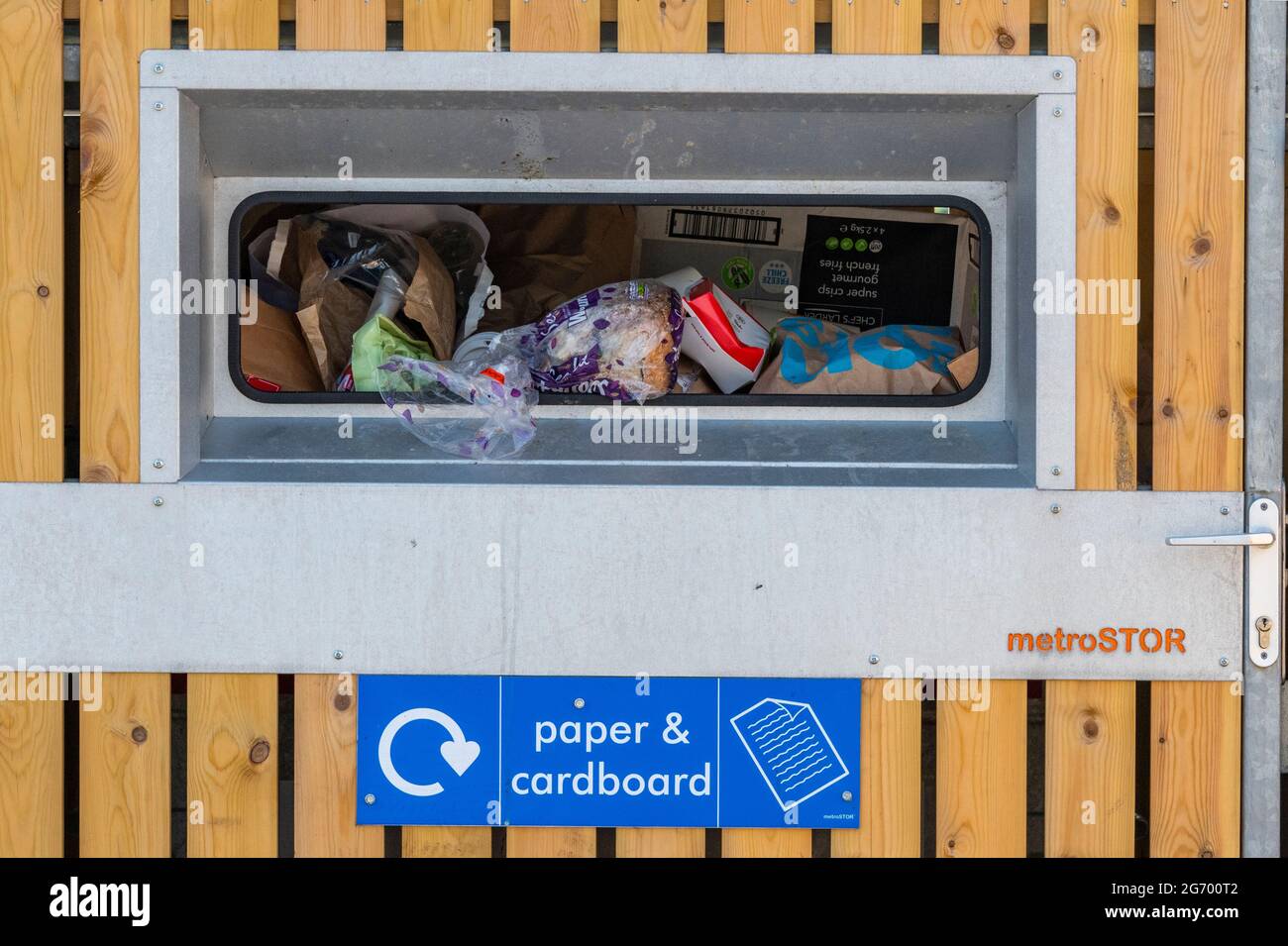 bac de recyclage, de carton et de papier plein débordant pour une utilisation publique dans un espace public partagé. Banque D'Images