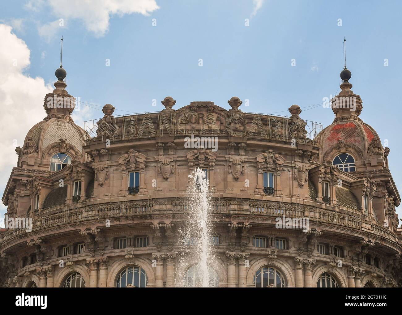 Haut du nouveau bâtiment historique de la Bourse (1906) sur la place de Ferrari face au ciel bleu clair, Gênes, Ligurie, Italie Banque D'Images