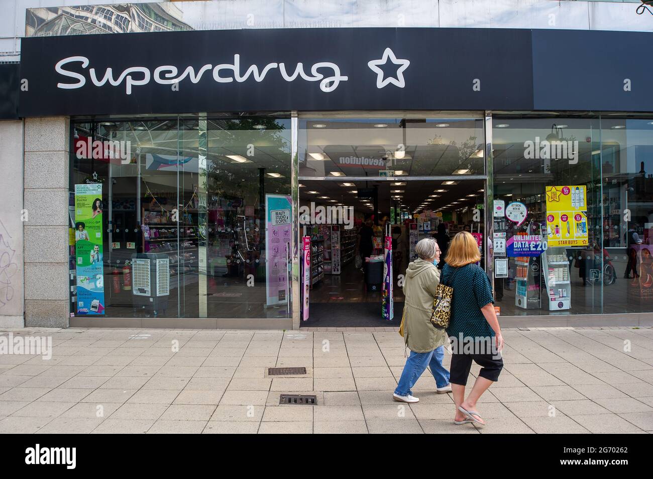 Uxbridge, quartier londonien de Hillingdon, Royaume-Uni. 9 juillet 2021. Supermed ont signalé que les ventes d'ibuprofène et de tables de migraine sont en hausse considérablement car les gens achètent des remèdes de gueule de bois en préparation pour le match de l'UEFA Euro 2020 dimanche. Crédit : Maureen McLean/Alay Live News Banque D'Images