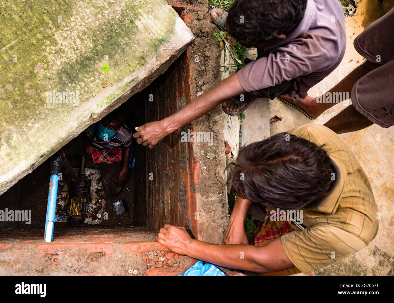 Le gouvernement du Bengale occidental a déclaré que les travaux de construction pourraient reprendre si les entreprises vaccinaient leurs employés et fournissaient un lieu de séjour aux travailleurs. Les mécaniciens réparent une pompe conforme aux règles en vigueur à Tehatta, Bengale-Occidental; Inde. Banque D'Images