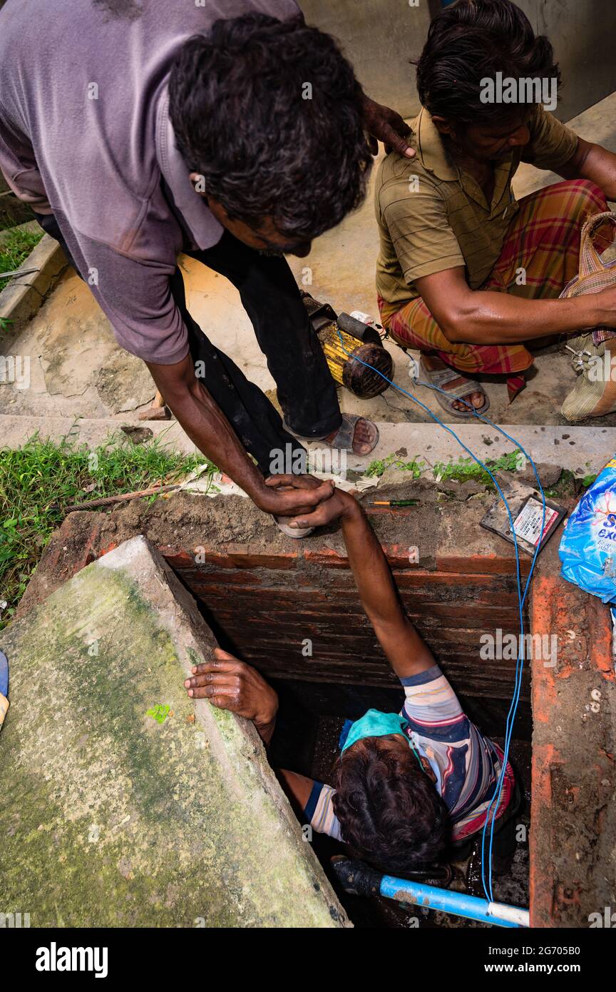 Le gouvernement du Bengale occidental a déclaré que les travaux de construction pourraient reprendre si les entreprises vaccinaient leurs employés et fournissaient un lieu de séjour aux travailleurs. Les mécaniciens réparent une pompe conforme aux règles en vigueur à Tehatta, Bengale-Occidental; Inde. Banque D'Images