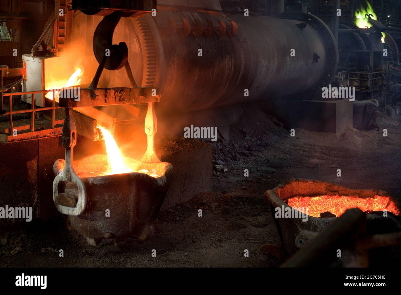 Verser du cuivre fondu dans une fonderie de cuivre au Chili Photo Stock -  Alamy