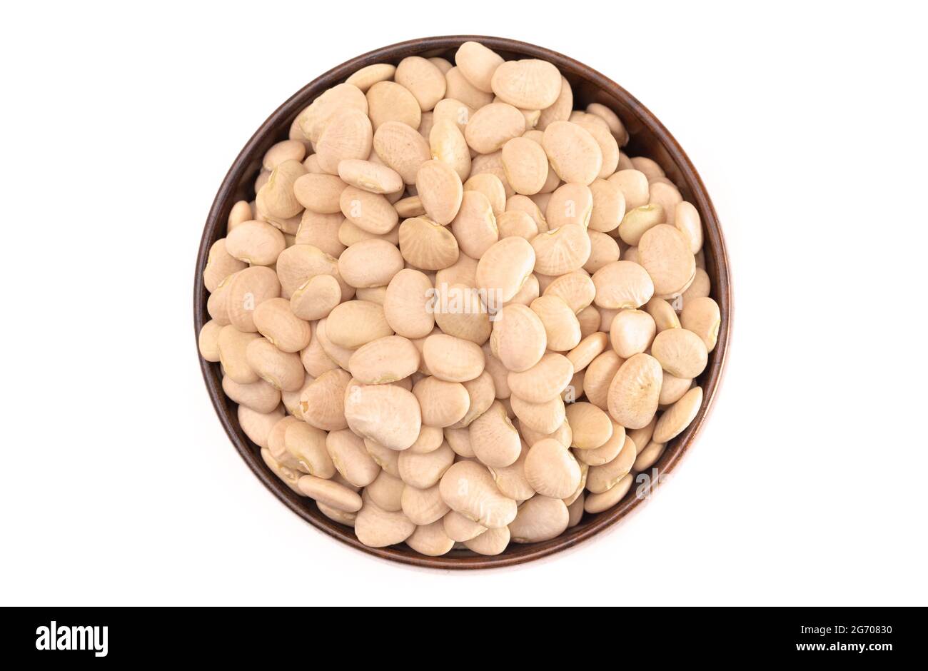 Un bol de haricots de Lima de bébé ou de haricots de beurre isolés sur un fond blanc Banque D'Images