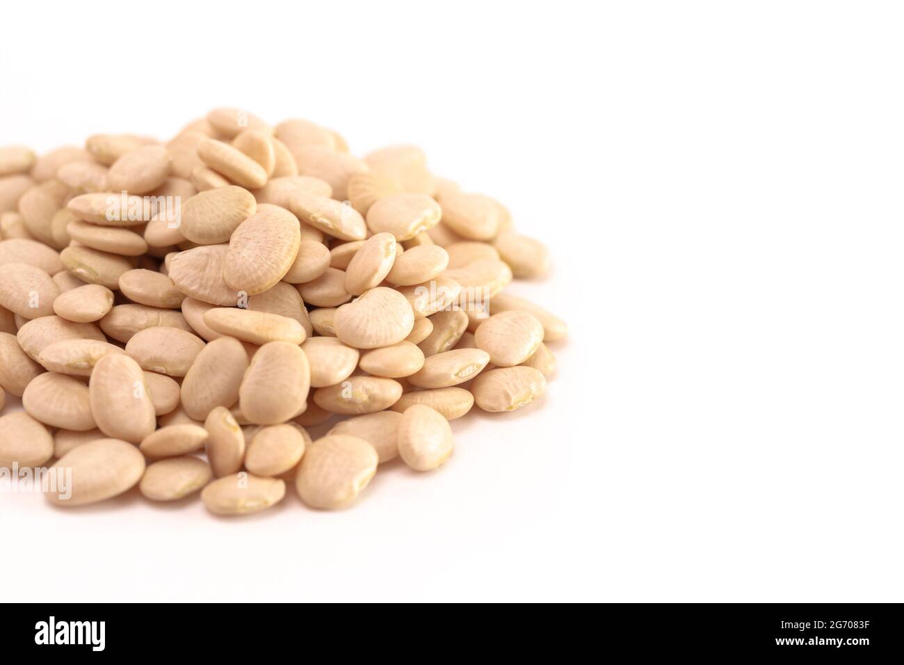 Pile de haricots de Lima ou de haricots de beurre isolés sur un fond blanc Banque D'Images