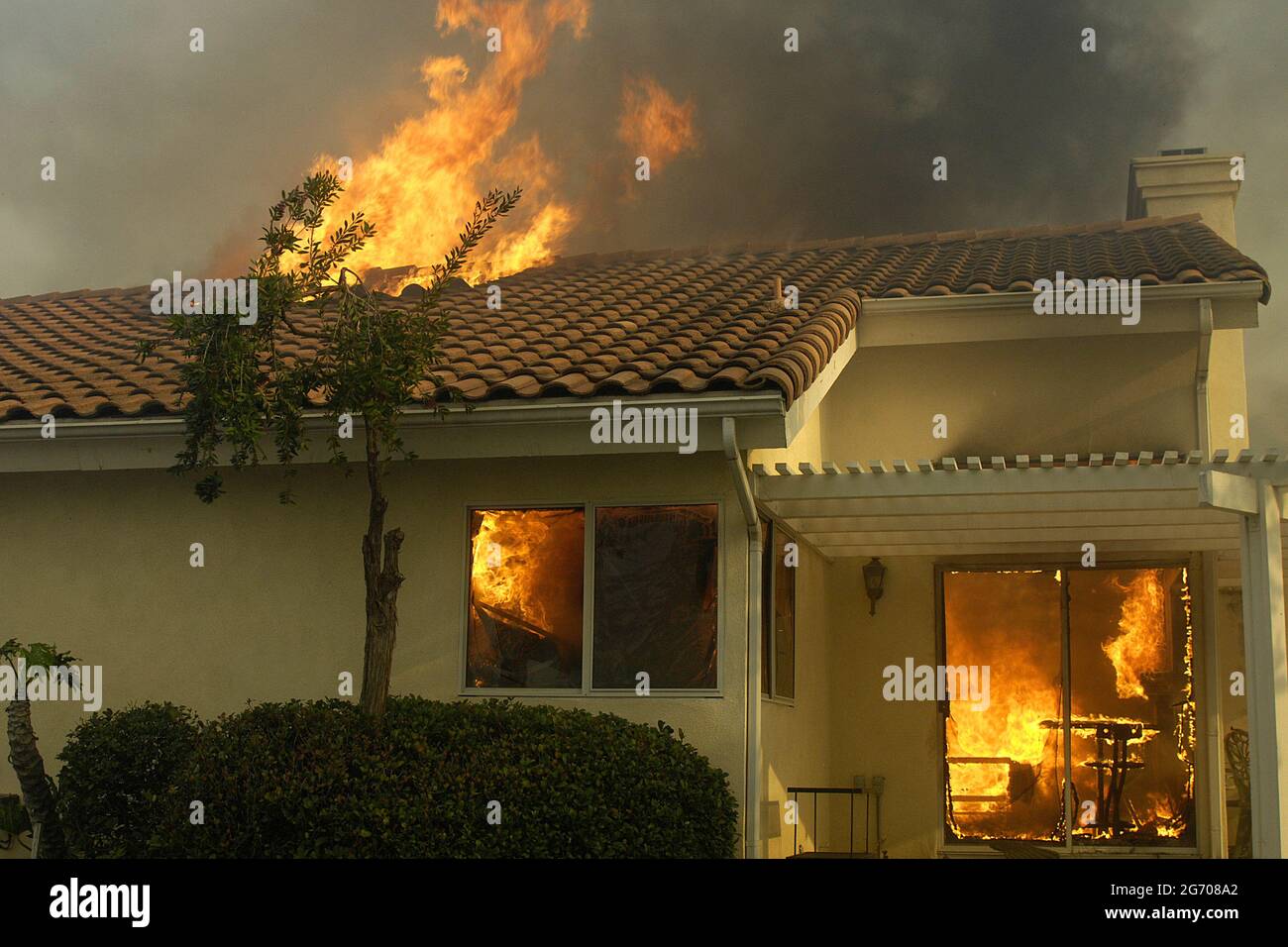 Maison en feu pendant le feu de Witch Creek Banque D'Images