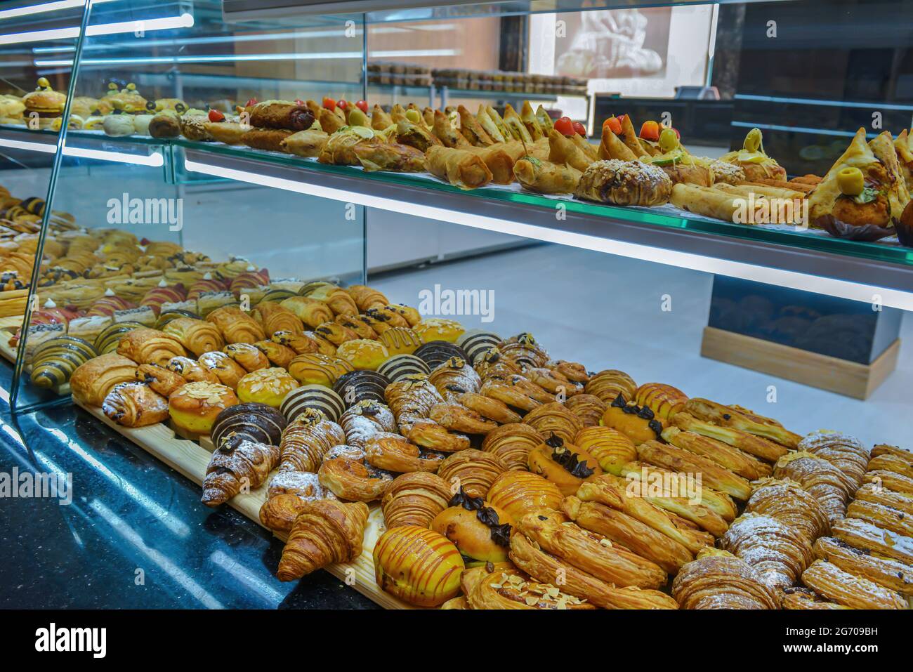 Pâtisseries MAROCAINES exposées dans une boutique de confiserie au MAROC Banque D'Images