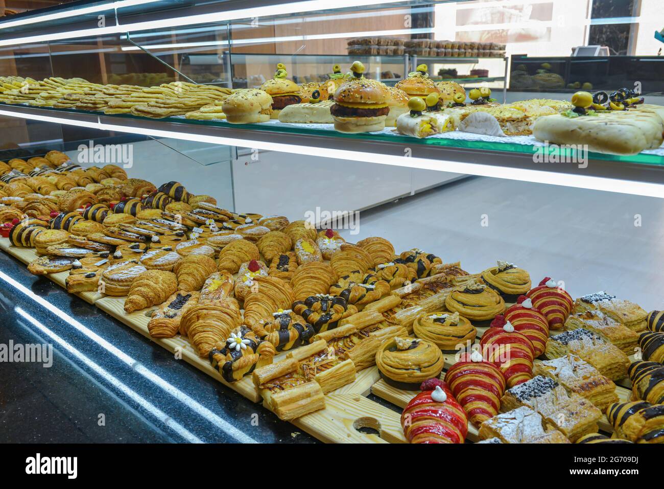 Pâtisseries MAROCAINES exposées dans une boutique de confiserie au MAROC Banque D'Images