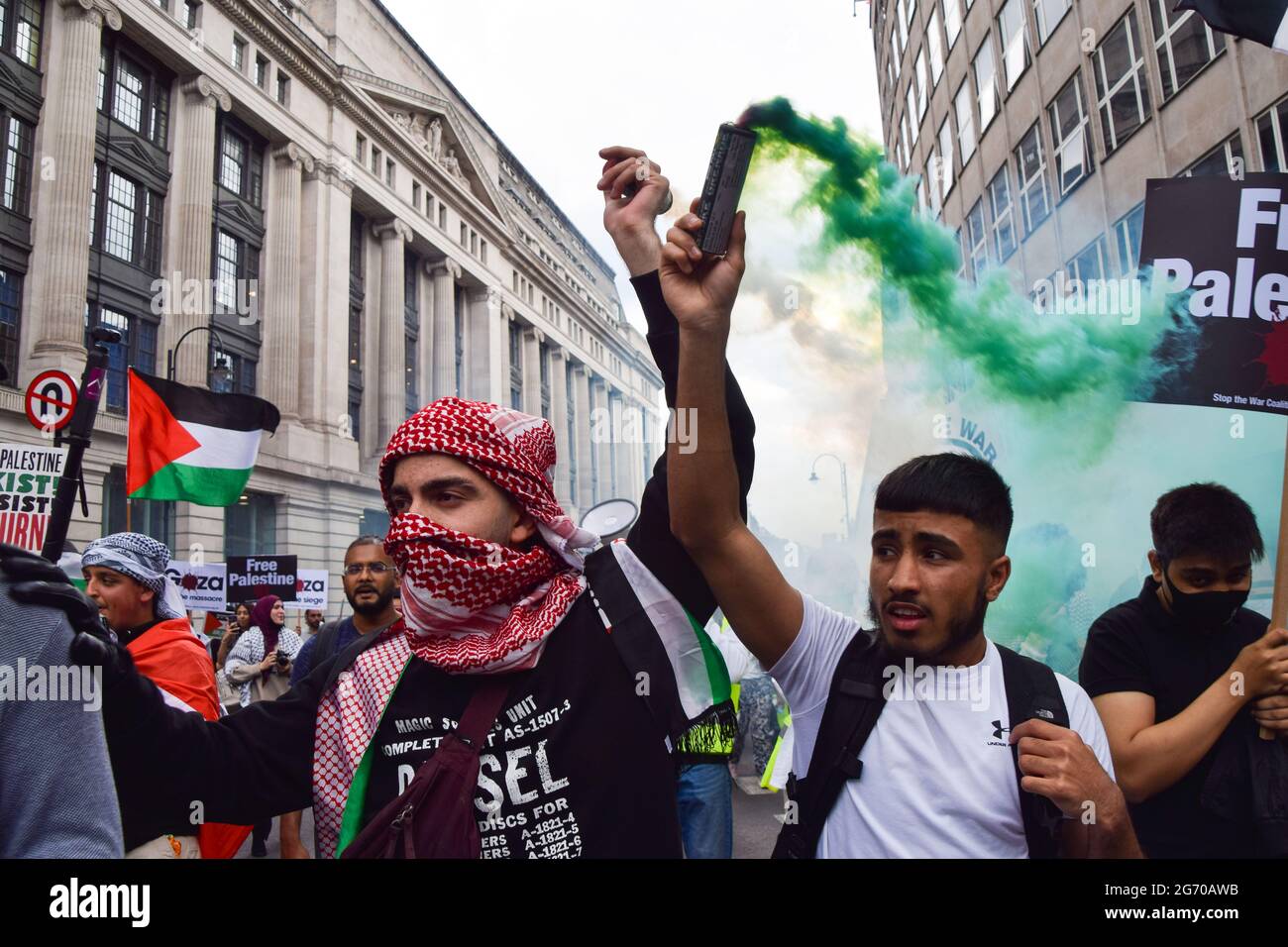 Londres, Royaume-Uni. 9 juillet 2021. Les manifestants marchaient à Bloomsbury lors de la manifestation étudiante pour la Palestine. Les manifestants se sont rendus dans différentes universités du centre de Londres pour exiger qu'elles se désisèrent de « toutes les entreprises complices des violations du droit international par Israël » et qu'elles sèmaient « tous les liens avec les institutions israéliennes complices ». (Crédit : Vuk Valcic / Alamy Live News) Banque D'Images