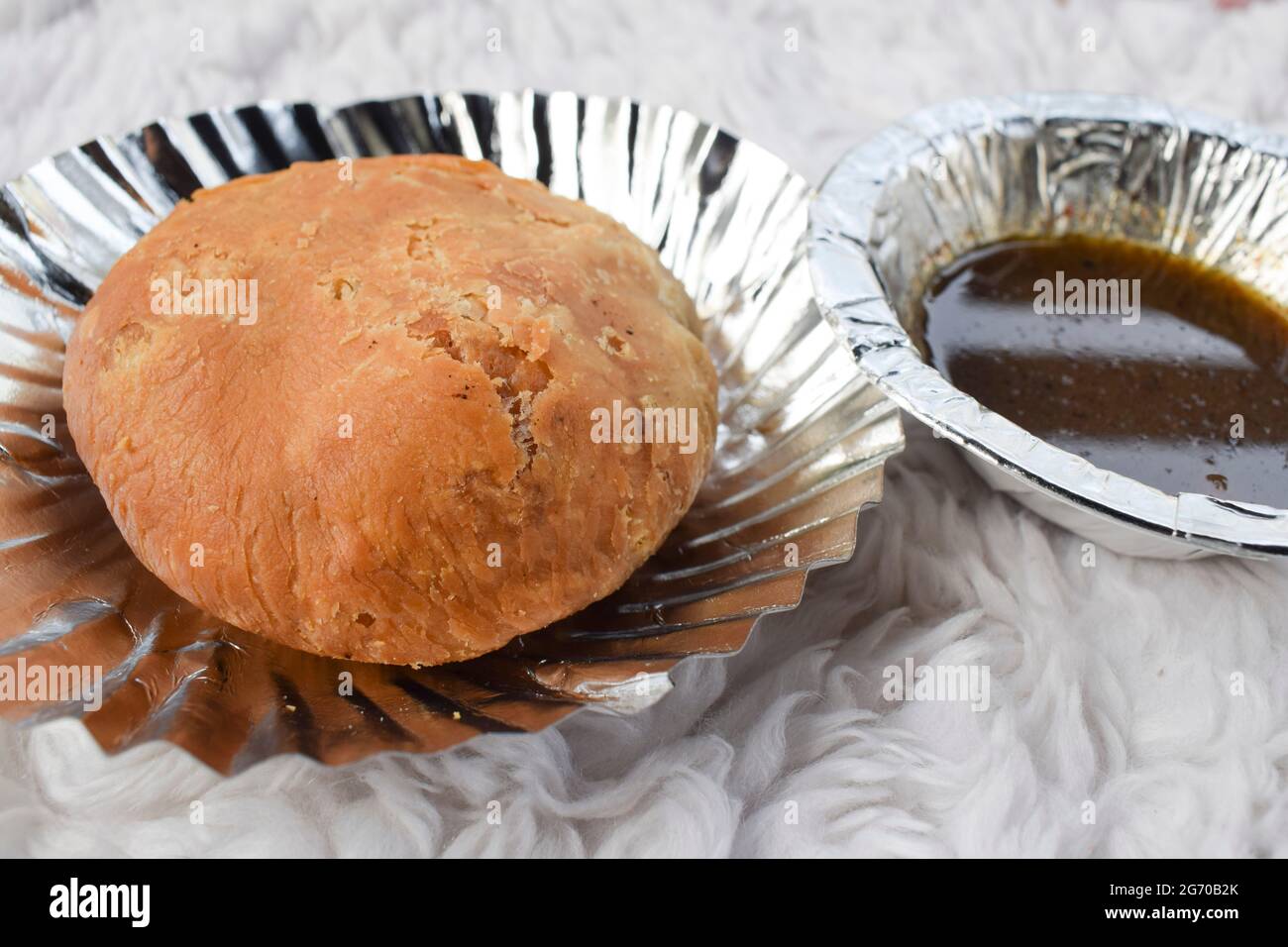 Délicieux en-cas indien ou plat de petit déjeuner Dal Kachori frits. Vue de dessus les collations Kachodi servent avec chutney de khajur Banque D'Images