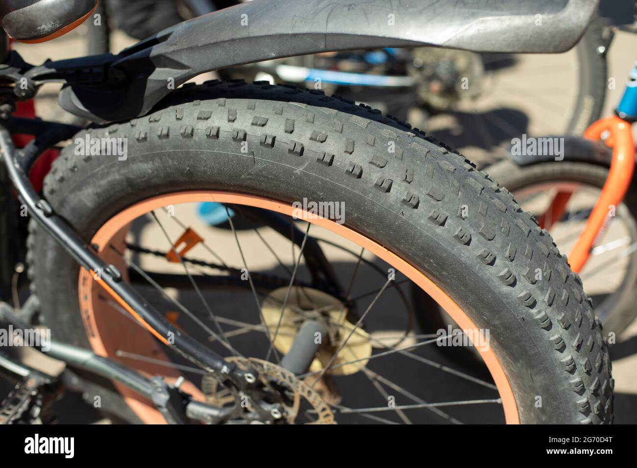 Vélo à gros pneus Banque de photographies et d'images à haute résolution -  Alamy