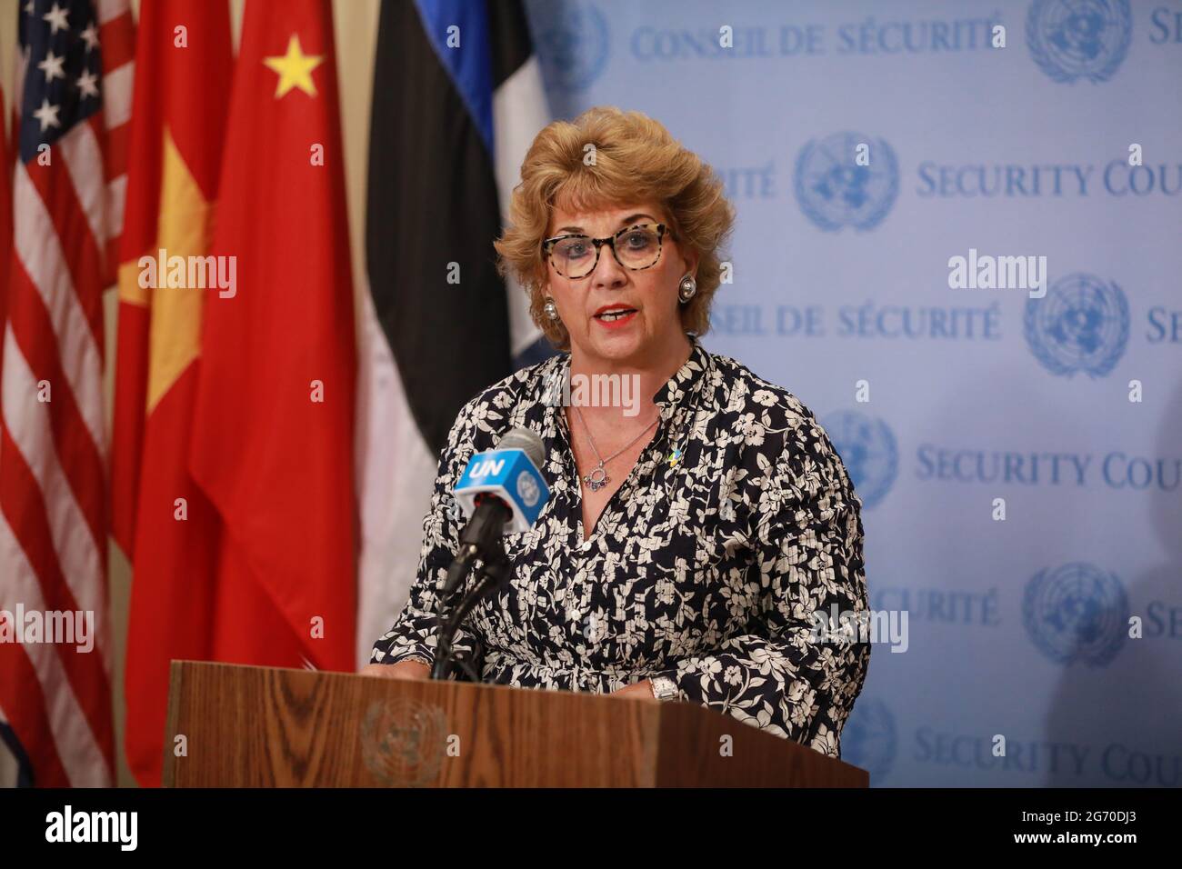 Nations Unies. 09e juillet 2021. (210709) -- NATIONS UNIES, 9 juillet 2021 (Xinhua) -- Geraldine Byrne Nason, ambassadrice irlandaise de l'ONU, a parlé aux journalistes après que le Conseil de sécurité de l'ONU a adopté une résolution visant à proroger de 12 mois l'autorisation du mécanisme d'aide transfrontalière pour les Syriens, au siège de l'ONU à New York, le 9 juillet 2021. La résolution 2585, qui a gagné le soutien unanime du conseil des 15 membres, permettra à l'aide transfrontalière en Syrie de la Turquie de se présenter pendant 12 mois supplémentaires. L'autorisation actuelle de 12 mois d'aide par le poste frontalier de Bab al-Hawa expire samedi. Banque D'Images