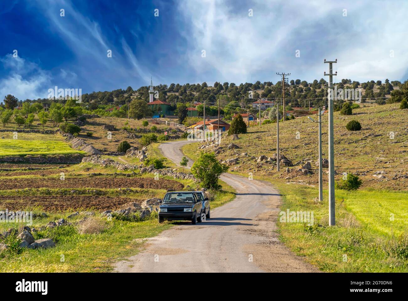 Route sinueuse menant au village turc musulman au sommet d'une colline Banque D'Images