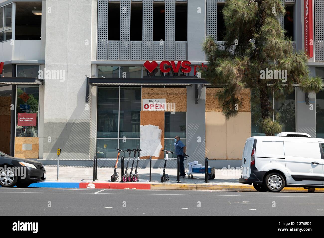 Los Angeles, CA USA - 20 août 2020: La pharmacie CVS est montée en boarp avec un garde de sécurité après de longues vies noires des émeutes et des pillages dans le délendemain Banque D'Images