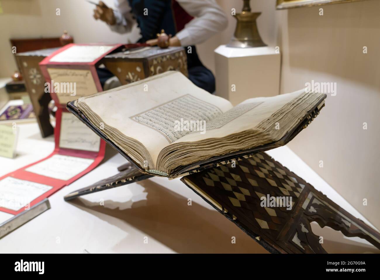 Ankara, Turquie-juin 5 2021: Le manuscrit du Coran et l'artiste flou de calligraphie en turc ottoman (vieux turc) Banque D'Images
