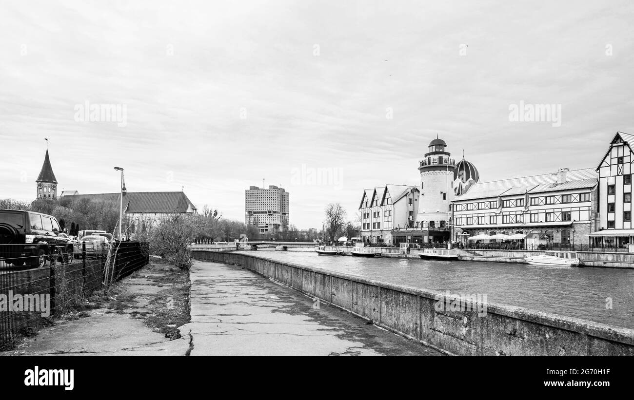 Village de poissons, Maison des Soviets et la Cathédrale sur les rives de la rivière Pregolya Banque D'Images